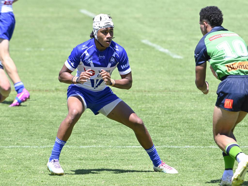 Feofa'aki Tupouniua prepares to tackle Geordan Amaiu. Picture: Martin Ollman