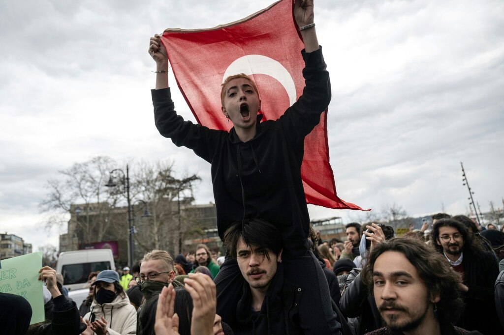 Arrested Istanbul mayor urges judges to act as protests resume