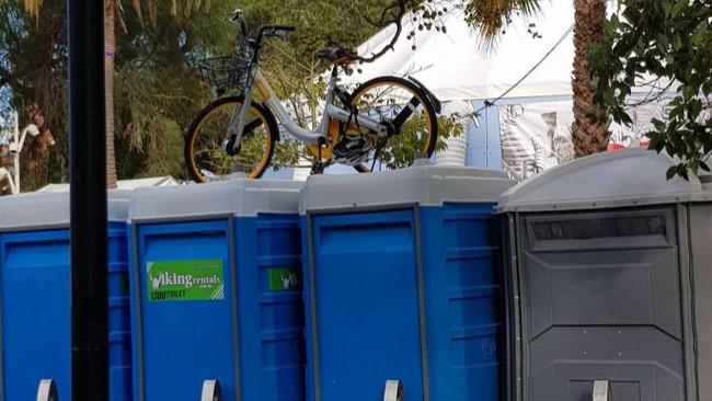 oBike stranded on top of portable toilets in Prahran. Pic: imgur