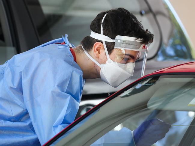 SYDNEY, AUSTRALIA - NewsWire Photos, JANUARY 02 2022:Health professionals are seen working at the Willoughby drive thru Covid-19 testing site in Sydney as Omicron continues to spread, testing lines are hours long and NSW records 18,278 COVID-19 positive cases. Picture: NCA NewsWire / Gaye Gerard