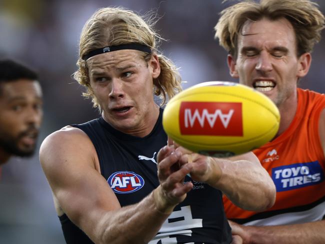 CANBERRA, AUSTRALIA - FEBRUARY 28: Tom De Koning of the Blues handballs during the 2025 AAMI AFL Community Series match between Greater Western Sydney Giants and Carlton Blues at Manuka Oval on February 28, 2025 in Canberra, Australia. (Photo by Darrian Traynor/Getty Images)