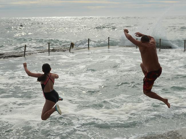 SYDNEY, AUSTRALIA - NewsWire Photos DECEMBER 17, 2020. Water sports at Avalon Beach. Picture: NCA NewsWire / Jeremy Piper