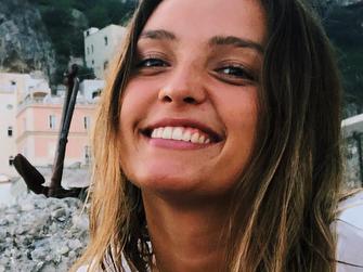 Sydney woman Lauren Clark is receiving praise for posting an honest holiday snap on a beach in Italy. Picture: @laurenclarkkie