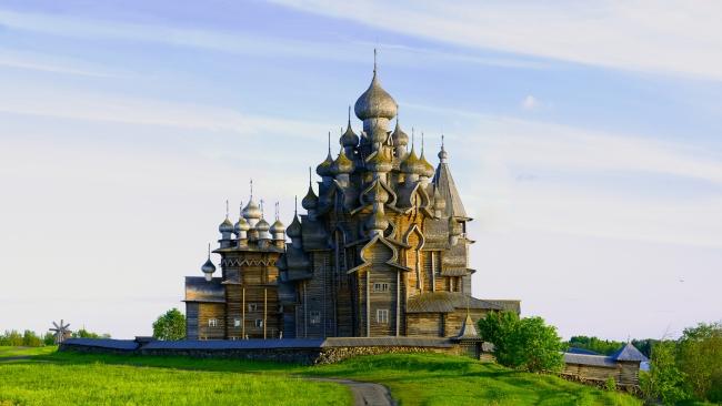 4/13
Nailed it
The domed church on the Russian island of Kizhi was built over 300 years ago. Without using a single nail.