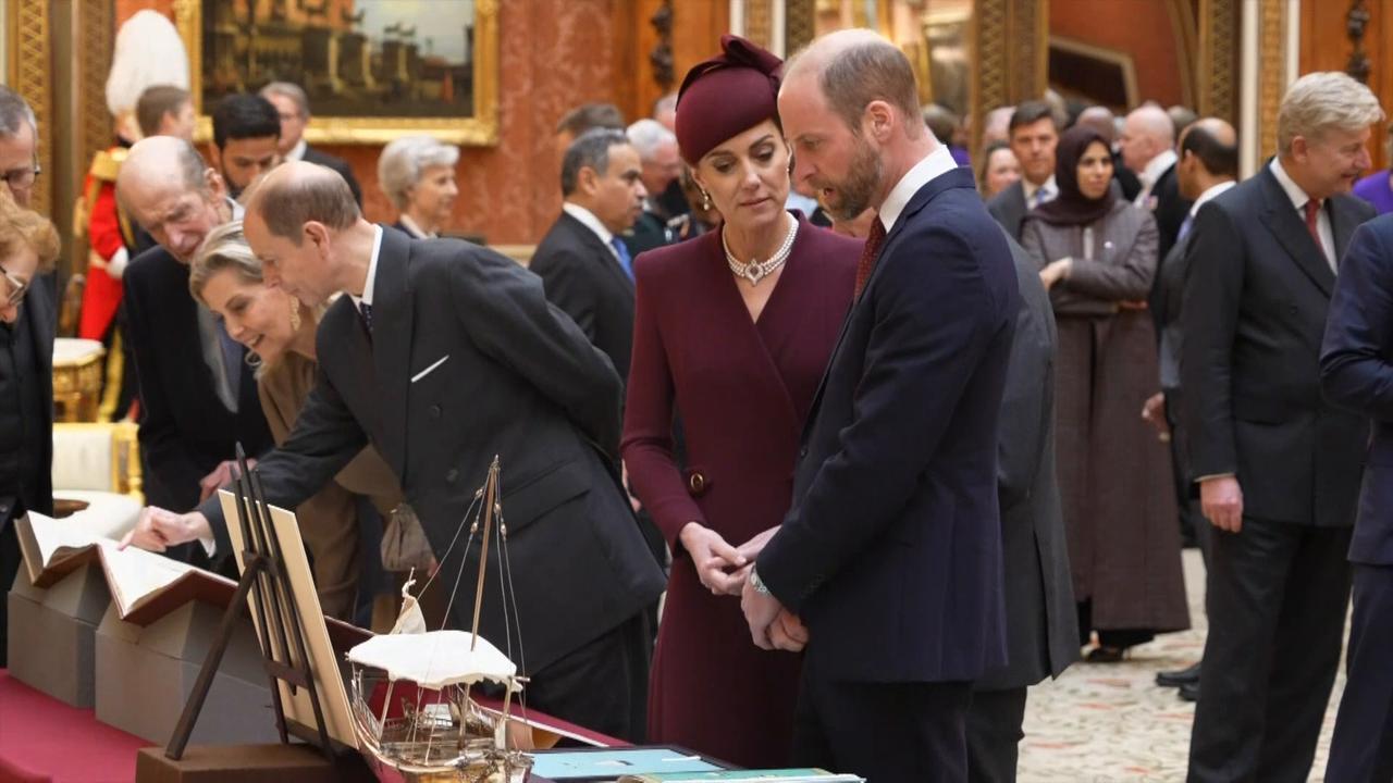 King and Queen show Emir of Qatar the Royal Collection