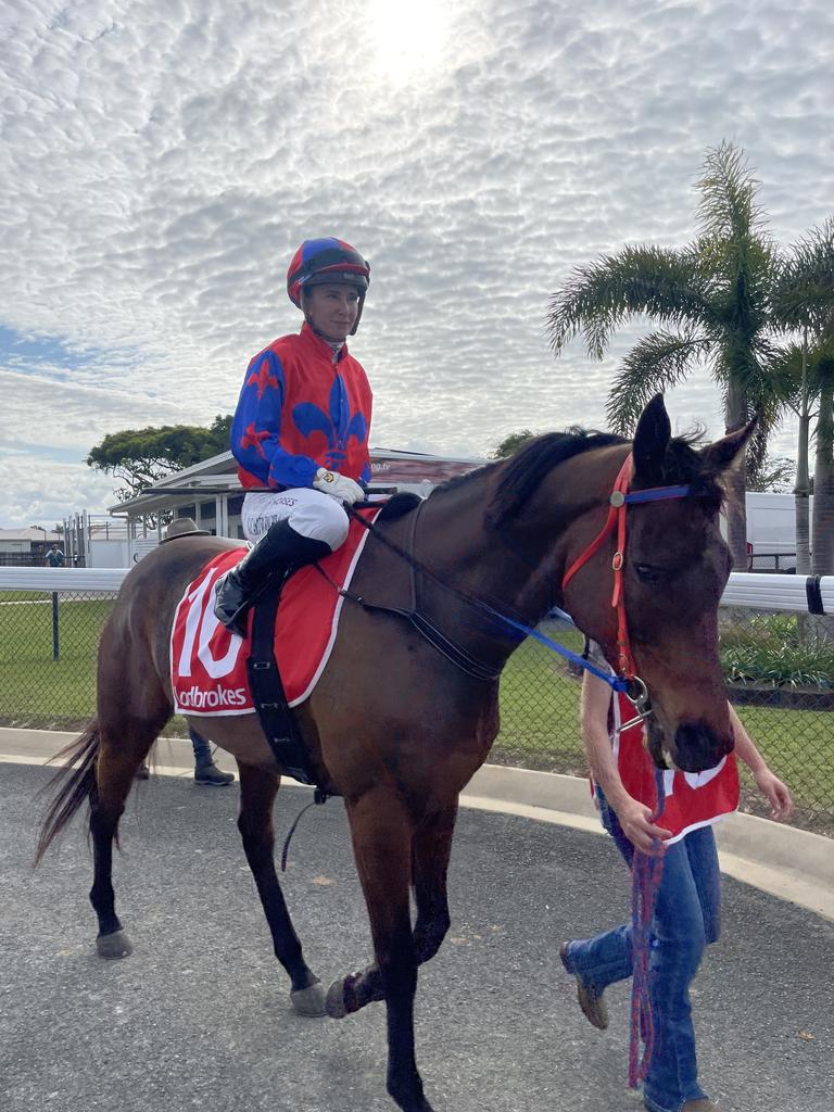 150+ FACES: Smiles, style as hundreds turn out for Ladbrokes Mackay Cup ...