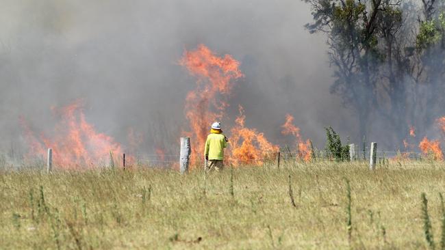 Firefighters rush to Dobies CT in Westmeadows after growing grass fire. Picture: Generic.