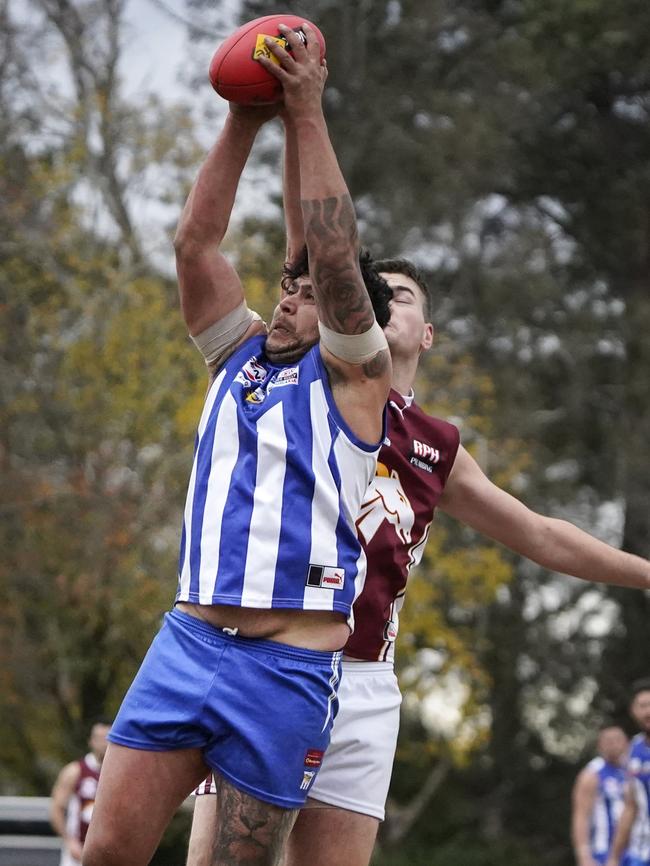 EFL: Ferntree Gully’s Daniel De Ieso marks in front of Matthew Coghlan from Whitehorse. Picture: Valeriu Campan