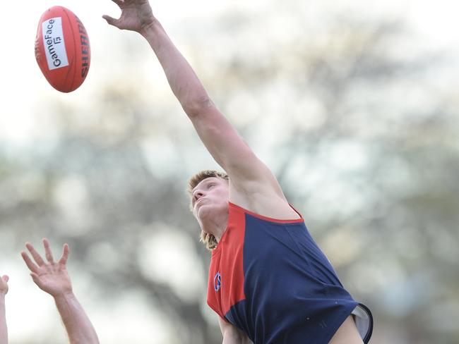 Southern FNL: Mordialloc v Bentleigh at Ben Cavanagh reserve. Ruckmen Mordialloc #2 Justin Summons and Bentleigh #28 Mitchell Smart. Picture: AAP/ Chris Eastman