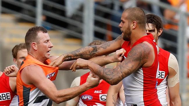 SYDNEY, AUSTRALIA - SEPTEMBER 10: Lance Franklin of the Swans and Steve Johnson of the Giants clash at the quarter time break during the 2016 AFL First Qualifying Final match between the Sydney Swans and the GWS Giants at ANZ Stadium on September 10, 2016 in Sydney, Australia. (Photo by Michael Willson/AFL Media/Getty Images)