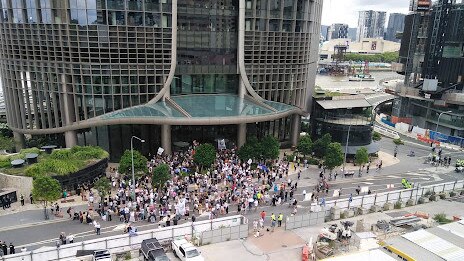 Anti-vax protesteres swarm