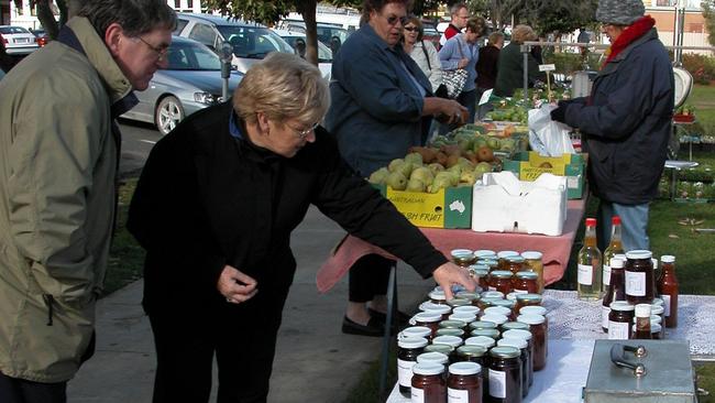 Shoppers check out preserves at the Echuca farmers’ market.