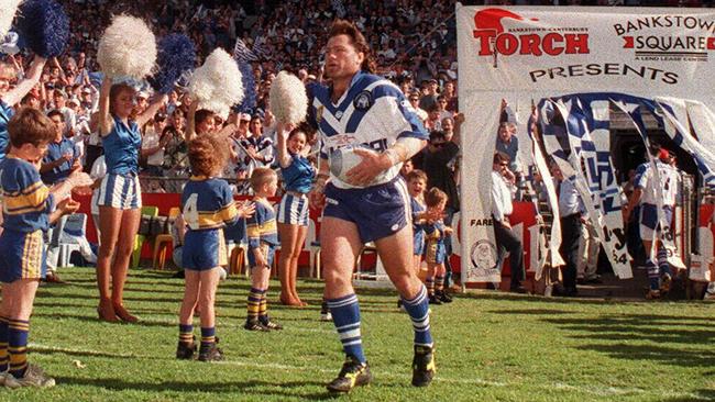 Terry Lamb runs onto Belmore Sports Ground for his last game on ground, Sydney Bulldogs v North Queensland Cowboys, Winfield Cup 1995. Sport / Rugby League / Alone