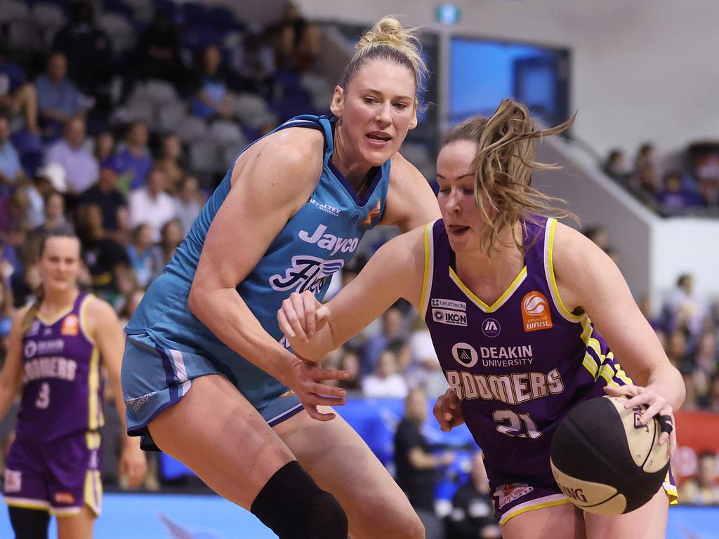 Keely Froling breaks past Lauren Jackson during the 2023/24 WNBL semi-final series. Picture: Daniel Pockett/Getty Images)