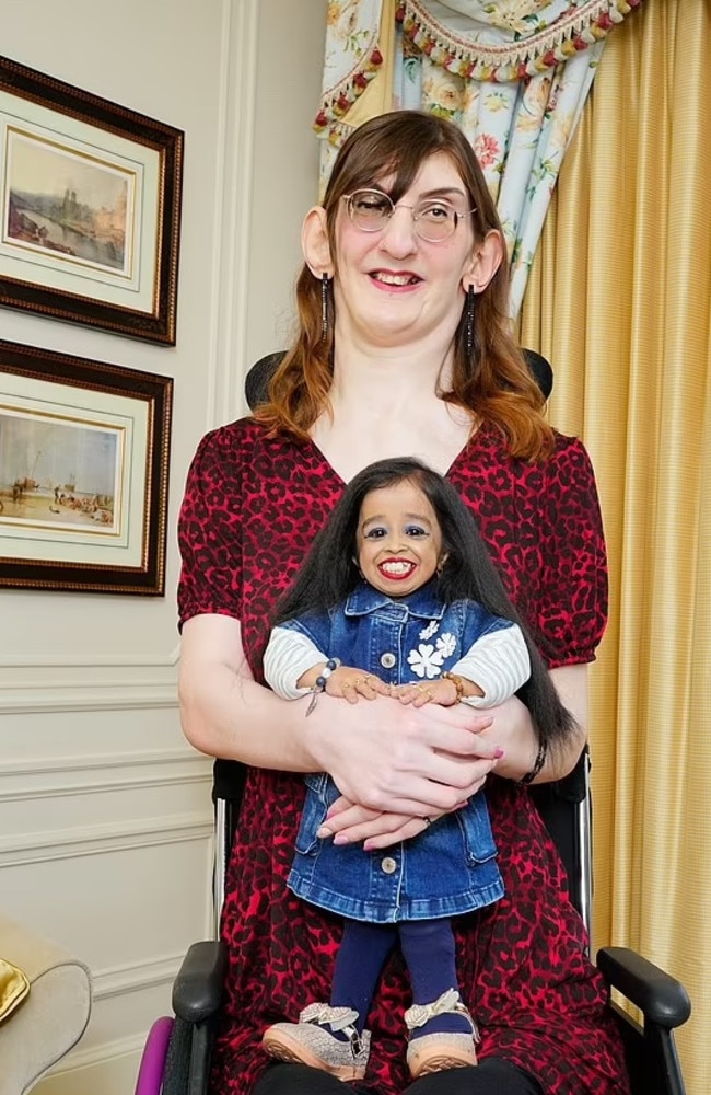 World’s tallest and shortest women Rumeysa Gelgi and Jyoti Amge meet.