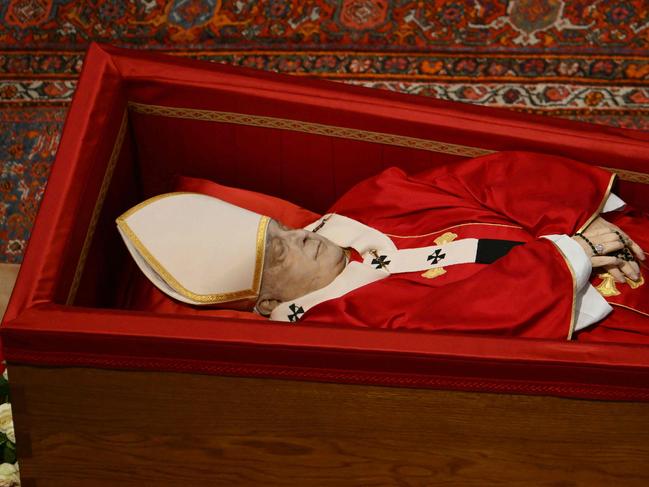 EDITORS NOTE: Graphic content / This photograph shows late Pope Francis as he lies in state in a coffin at St Peter's Basilica in The Vatican, on April 24, 2025. The Vatican on April 24 said some 61,000 people had already paid their respects to Pope Francis, whose body is lying in state in St Peter's Basilica ahead of his funeral. (Photo by Alberto PIZZOLI / AFP)