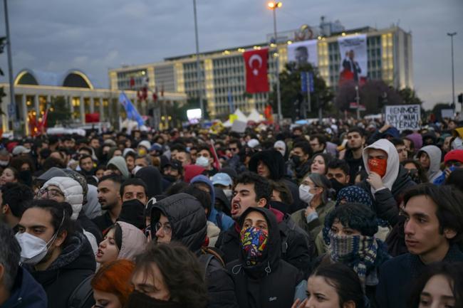 There was a large number of unversity students among the protesters