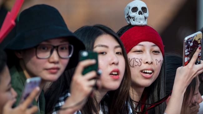 Fans await the world premiere of Disney movie "Pirates of the Caribbean: Dead Men Tell No Tales" in Shanghai. AFP PHOTO