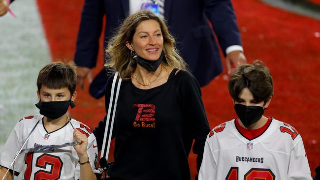 Gisele Bundchen, wife of Tom Brady #12 of the Tampa Bay Buccaneers, celebrates with Benjamin Brady and John Moynahan after the Buccaneers defeated the Kansas City Chiefs 31-9 in Super Bowl LV at Raymond James Stadium on February 07, 2021 (Photo by Kevin C. Cox / GETTY IMAGES NORTH AMERICA / AFP)