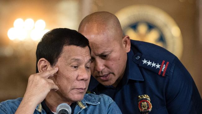 Ronaldo dela Rosa (R) has called for the suspension of the Philippines’ crackdown on drugs.