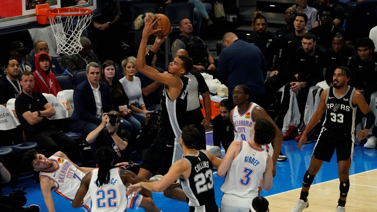 Wemby drives to the basket. (Photo by TIMOTHY A. CLARY / AFP)