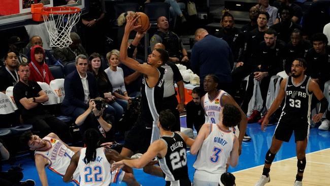 Wemby drives to the basket. (Photo by TIMOTHY A. CLARY / AFP)