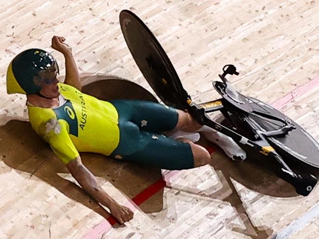 IZU, JAPAN - AUGUST 2, 2021: Australia's Alexander Porter falls during the men's team pursuit qualifying cycling track event during the 2020 Summer Olympic Games at the Izu Velodrome. Valery Sharifulin/TASS (Photo by Valery Sharifulin\\TASS via Getty Images)