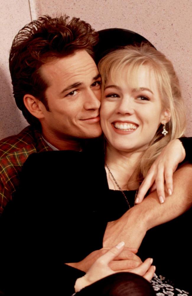 Perry (as Dylan) and Jennie Garth (as Kelly) during a Beverly Hills 90210 scene. Picture: Fox/Alamy 