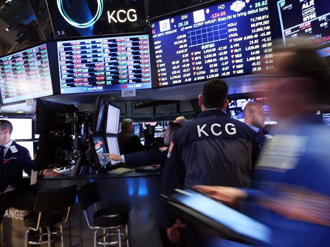 NEW YORK, NY - FEBRUARY 01: Traders work on the floor of the New York Stock Exchange (NYSE) on February 1, 2016 in New York City. Stocks fell sharply in morning trading with the Dow Jones industrial average falling over 80 points on renewed fears over the Chinese economy and another drop in oil prices. Spencer Platt/Getty Images/AFP == FOR NEWSPAPERS, INTERNET, TELCOS & TELEVISION USE ONLY ==
