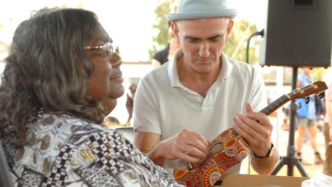 KW and musician Paul Kelly at Ltyentye Apurte (Santa Teresa) to celebrate 20 years of Keringke Arts.