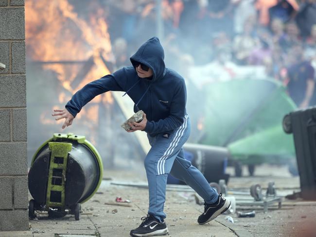 ROTHERHAM, ENGLAND - AUGUST 4: Riot police clash with anti-migration protesters outside of the Holiday Inn Express in Manvers, which is being used as an asylum hotel, on August 4, 2024 in Rotherham, United Kingdom. Yesterday saw widespread violence as Far-right agitators in Liverpool and Manchester rioted and looted shops. Police were attacked and injured and dozens of arrests were made. (Photo by Christopher Furlong/Getty Images)