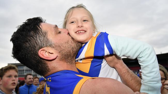 Brendan Fevola kisses his daughter Lulu. Picture: Andy Brownbill