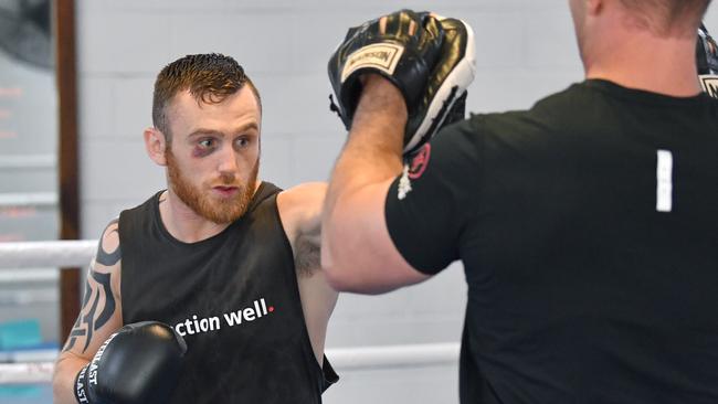 Boxer Dennis Hogan training at the Lang Park PCYC on Tuesday.                            (AAP Image/Darren England) 