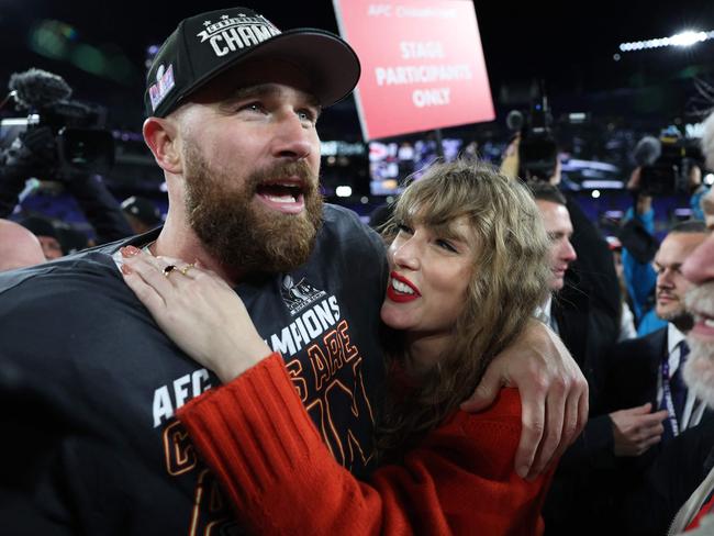 BALTIMORE, MARYLAND - JANUARY 28: Travis Kelce #87 of the Kansas City Chiefs celebrates with Taylor Swift after a 17-10 victory against the Baltimore Ravens in the AFC Championship Game at M&T Bank Stadium on January 28, 2024 in Baltimore, Maryland.   Patrick Smith/Getty Images/AFP (Photo by Patrick Smith / GETTY IMAGES NORTH AMERICA / Getty Images via AFP)