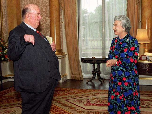 Murray meets Queen Elizabeth II at Buckingham Palace, London, where she presented him with the Queen’s Gold Medal for Poetry in 1999.