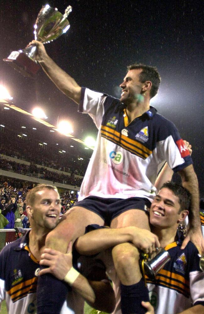 Joe Roff holds up the Super Rugby trophy in 2001.