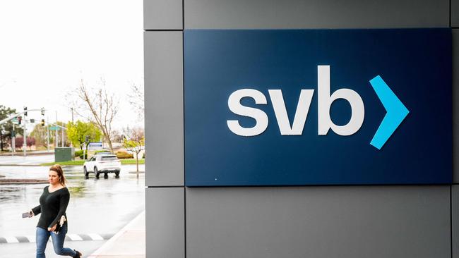 A property manager representative passes a sign at Silicon Valley Bankâs headquarters in Santa Clara, California on March 10, 2023. - US authorities swooped in and seized the assets of SVB, a key lender to US startups since the 1980s, after a run on deposits made it no longer tenable for the medium-sized bank to stay afloat on its own. (Photo by NOAH BERGER / AFP)