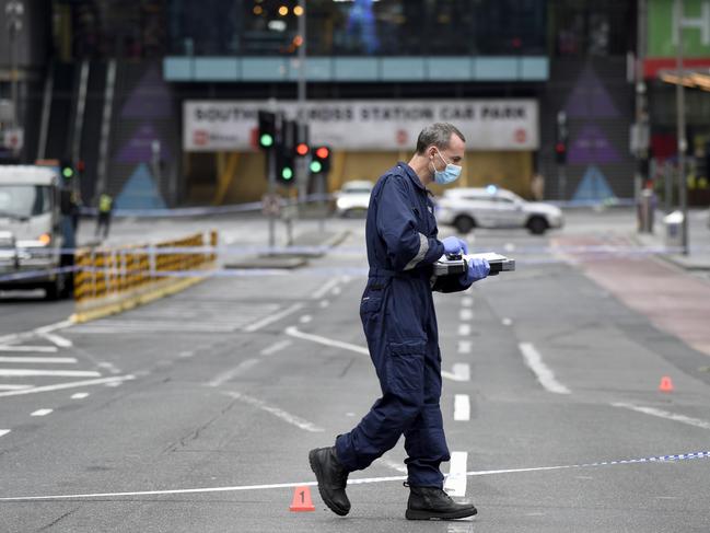 MELBOURNE, AUSTRALIA - NCA NewsWire Photos - 10 DECEMBER, 2023:  Police block Lonsdale Street to investigate an overnight shooting at the Mens Gallery. Picture: NCA NewsWire / Andrew Henshaw