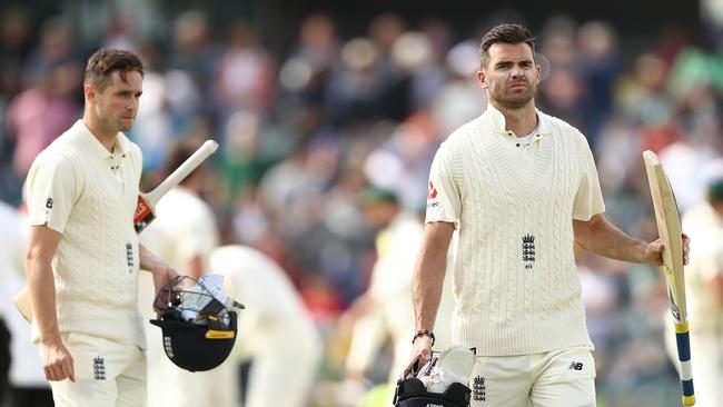 Chris Woakes and James Anderson look dejected.