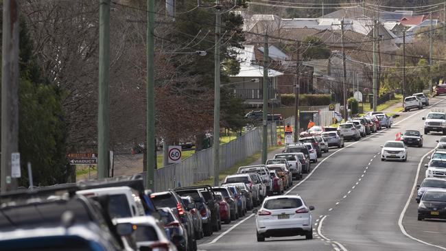 A line of traffic leads to a pop-up COVID-19 testing clinic at Victoria Park in Picton. Picture: Brook Mitchell/Getty Images