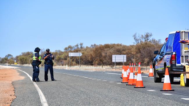 Police check vehicles on the South Australia and Northern Territory border. Picture: Chloe Erlich