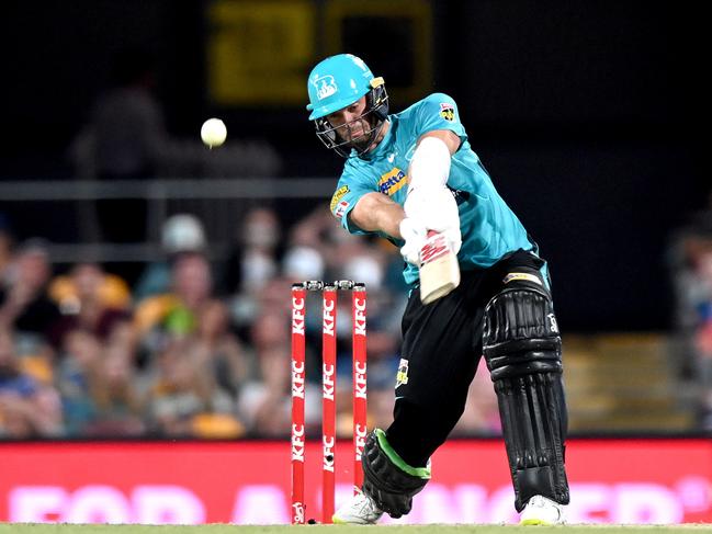 Mark Steketee goes on the attack during his innings of 33 for the Heat against the Thunder at the Gabba. Picture: Bradley Kanaris/Getty Images