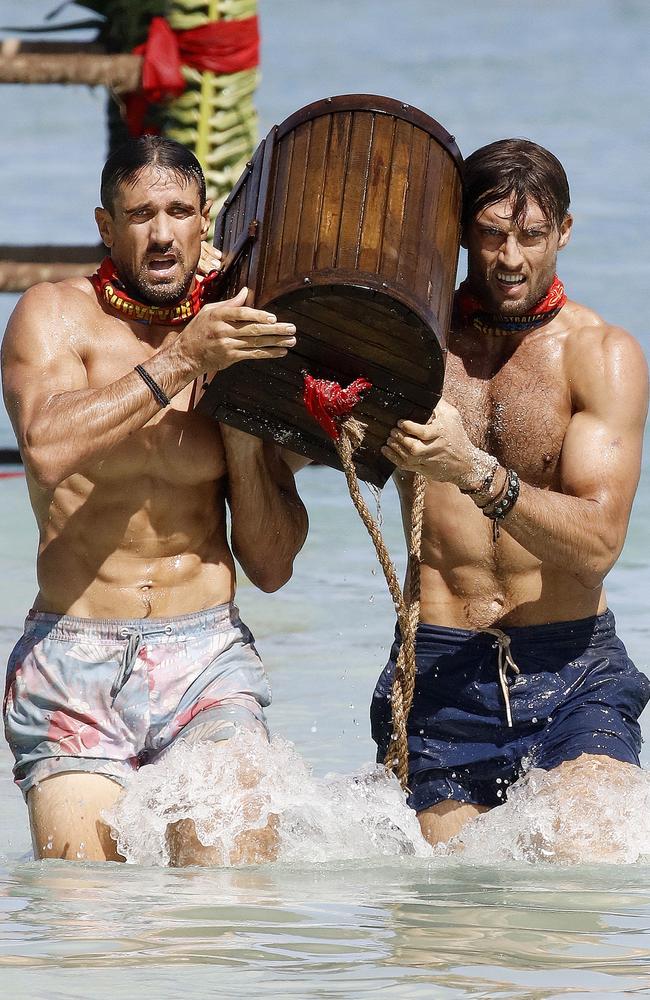 Embargoed for Saturday 20 August 2016. Australian Survivor's Lee and Rohan competing in the Crab Pots Challenge. NIGEL WRIGHT PHOTOGRAPHER. +61(0) 409 363 339. COPYRIGHT: ENDEMOLSHINE AUSTRALIA AND NETWORK TEN, AUSTRALIA AUSTRALIAN SURVIVOR SERIES 1 2016