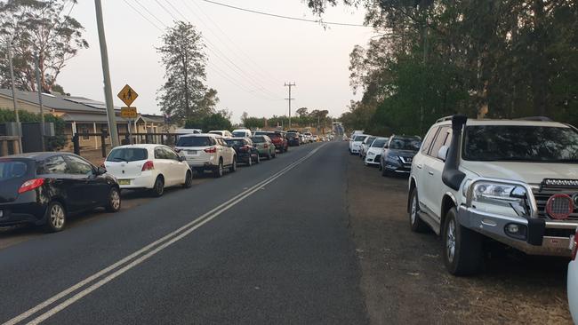 Cars packed onto Grose Wold Road ahead of last night’s community bushfire meeting at the primary school in the far distance. Photo: Isabell Petrinic