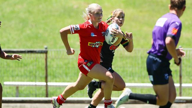 Ella Koster making a break for the Illawarra Steelers Tarsha Gale Cup side. Photo: Denis Ivaneza