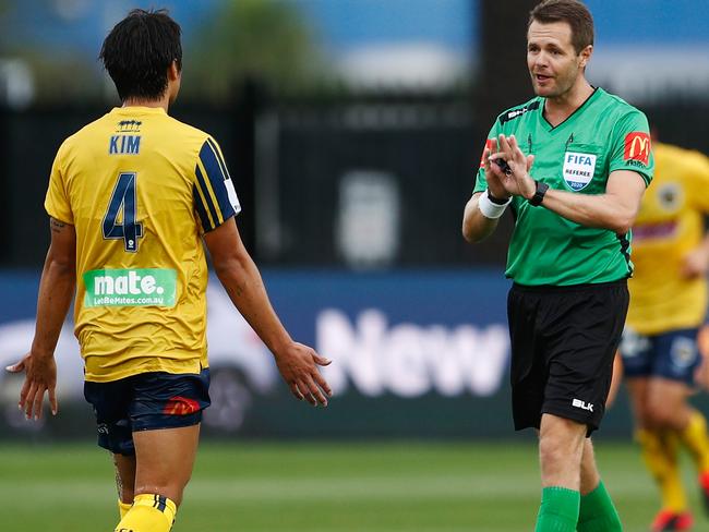 Referee, Chris Beath speaks with Kim Eun-Sun of the Mariners after VAR reviewed and disallowed a Mariners goal during the Round 20 A-League match between the Central Coast Mariners and the Sydney FC at Central Coast Stadium in Gosford, Sunday, February 23, 2019. (AAP Image/Brendon Thorne) NO ARCHIVING, EDITORIAL USE ONLY