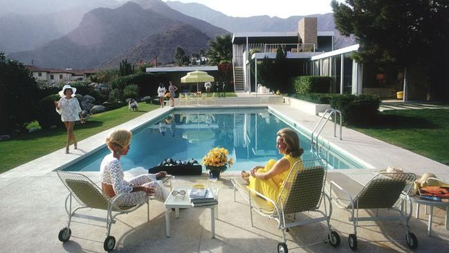 Slim Aarons’ famous Poolside Gossip photo, taken at Kaufmann House.