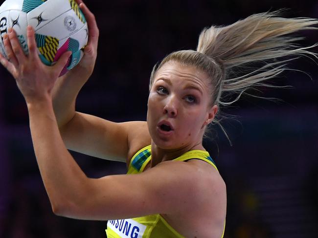 Kate Moloney of the Diamonds (left) is seen in action during the Fast5 Netball World Series match between Australia and England at Hisense Arena in Melbourne, Sunday, October 29, 2017. (AAP Image/Julian Smith) NO ARCHIVING, EDITORIAL USE ONLY