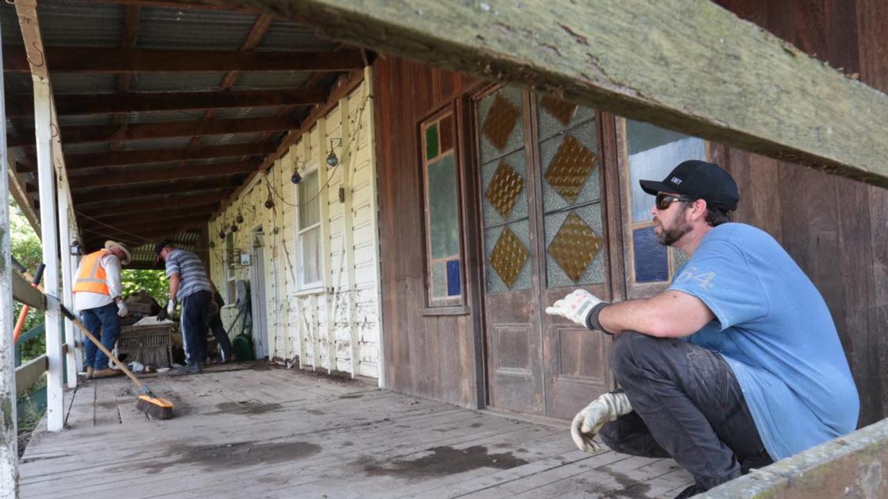 Volunteer Drew Farr helping out cleaning Ian Perrett s home damaged by flood in Brooweena clean-up which involved numerous volunteer groups. PHOTO: Robyne Cuerel