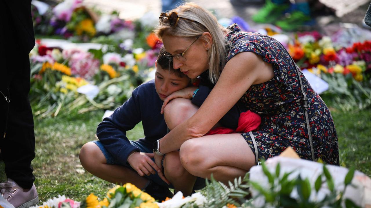 People have gathered in Green Park near Buckingham Palace in London to lay flowers and share tributes to the Queen. Picture: Daniel Leal / AFP